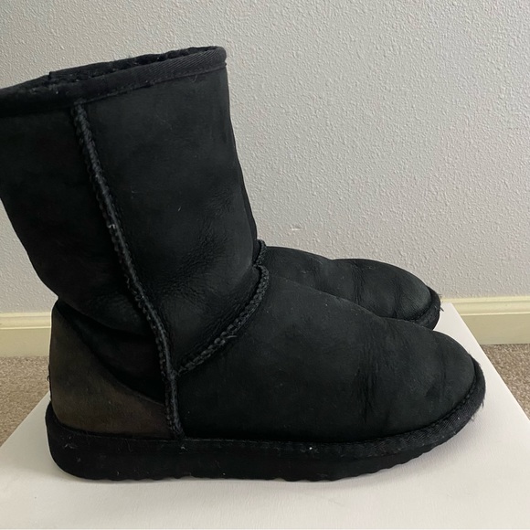 Ugg Classic Short Black Boots size 7. Used condition - Picture 2 of 11